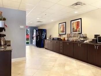 Microtel Inn & Suites By Wyndham Spring Hill/Weeki Wachee Restaurant photo