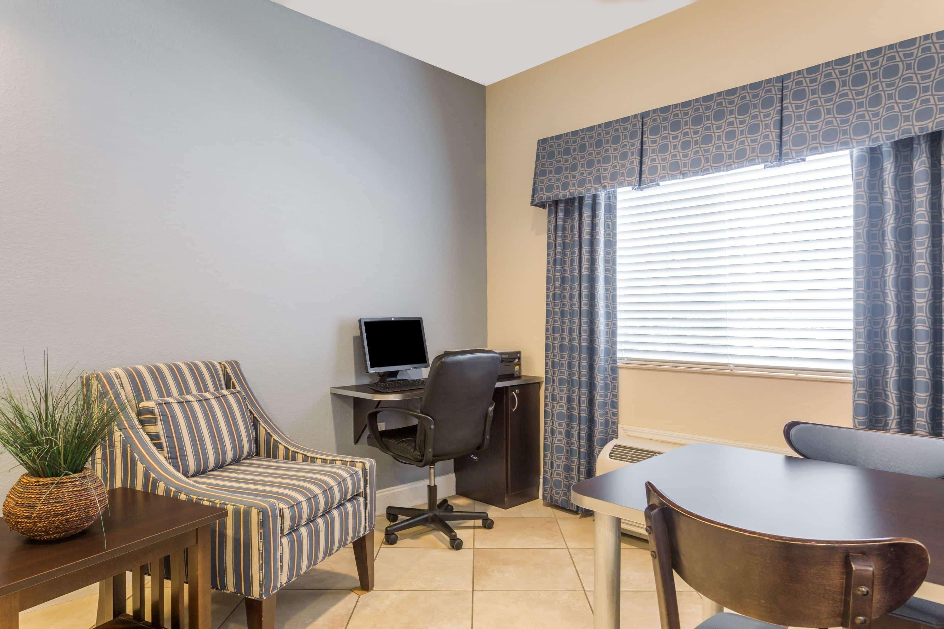 Microtel Inn & Suites By Wyndham Spring Hill/Weeki Wachee Extérieur photo